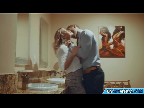 ❤️ Wakati blonde mwenye busty anakutongoza kwenye choo cha umma ❤️❌ ️❤